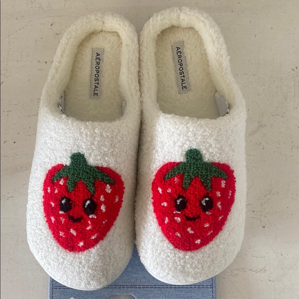 🍓Women’s Size 11 Aeropostale White and Red Strawberry 🍓Slippers 🍓